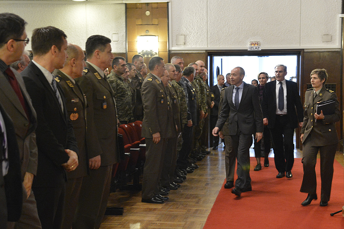 https://www.morh.hr/wp-content/gallery/obracanje-ministra-obrane-djelatnicima-morh-a-i-gs-osrh/0001obracanje_mo.jpg