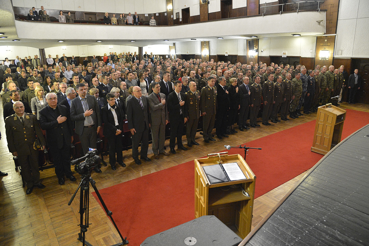 https://www.morh.hr/wp-content/gallery/obracanje-ministra-obrane-djelatnicima-morh-a-i-gs-osrh/0002obracanje_mo.jpg