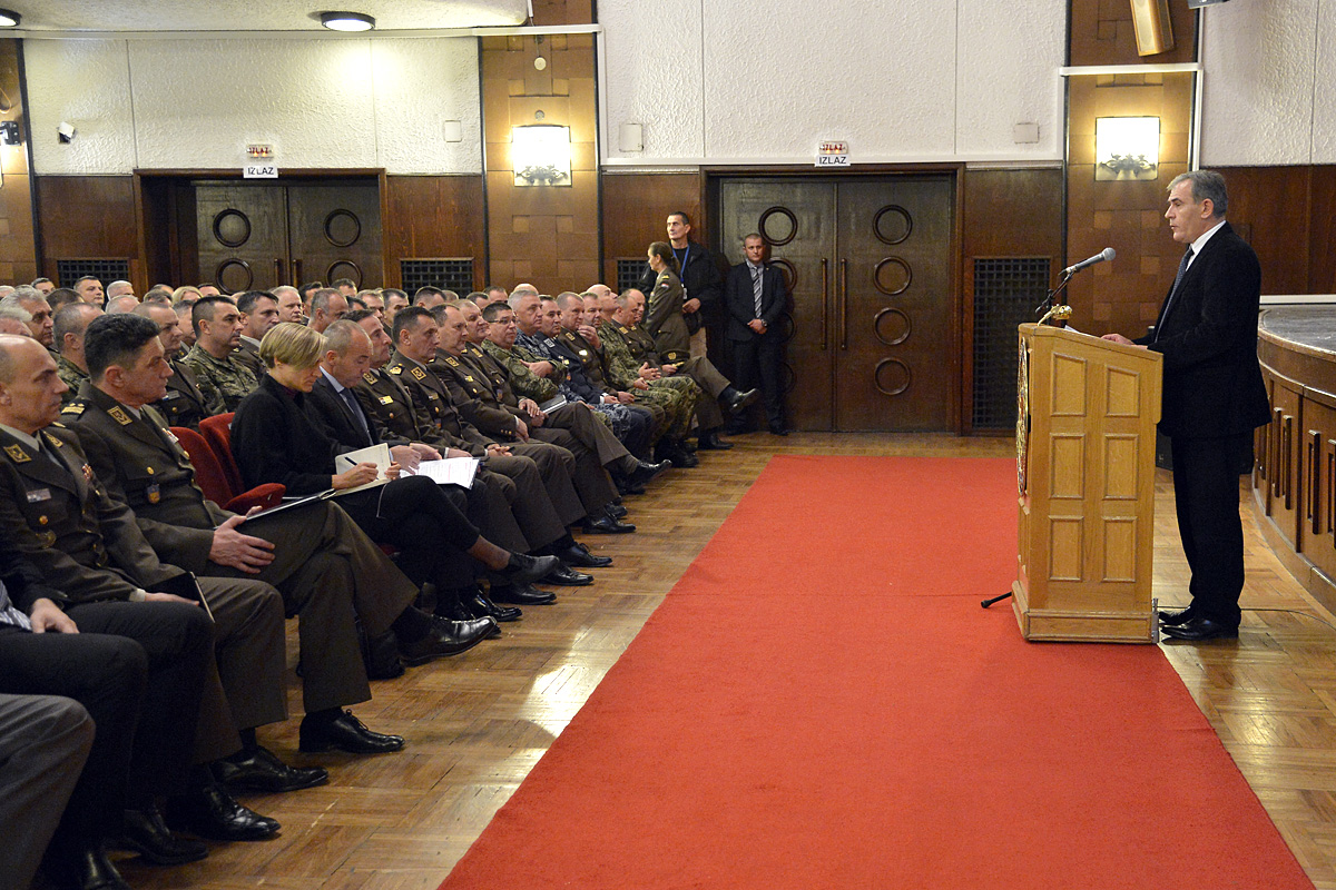 https://www.morh.hr/wp-content/gallery/obracanje-ministra-obrane-djelatnicima-morh-a-i-gs-osrh/0008obracanje_mo.jpg