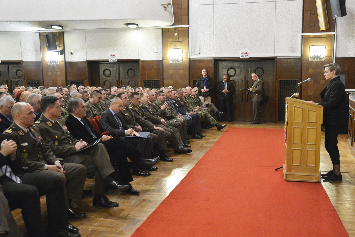 https://www.morh.hr/wp-content/gallery/obracanje-ministra-obrane-djelatnicima-morh-a-i-gs-osrh/0013obracanje_mo.jpg
