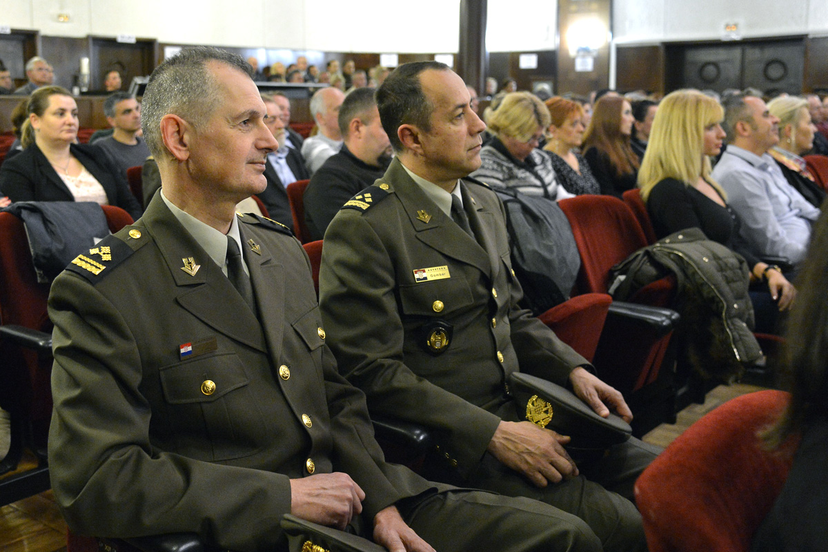 https://www.morh.hr/wp-content/gallery/obracanje-ministra-obrane-djelatnicima-morh-a-i-gs-osrh/0014obracanje_mo.jpg