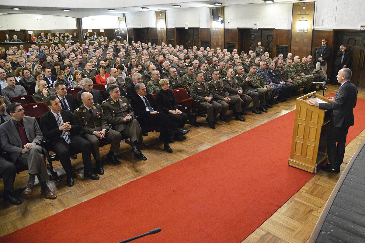 https://www.morh.hr/wp-content/gallery/obracanje-ministra-obrane-djelatnicima-morh-a-i-gs-osrh/0015obracanje_mo.jpg