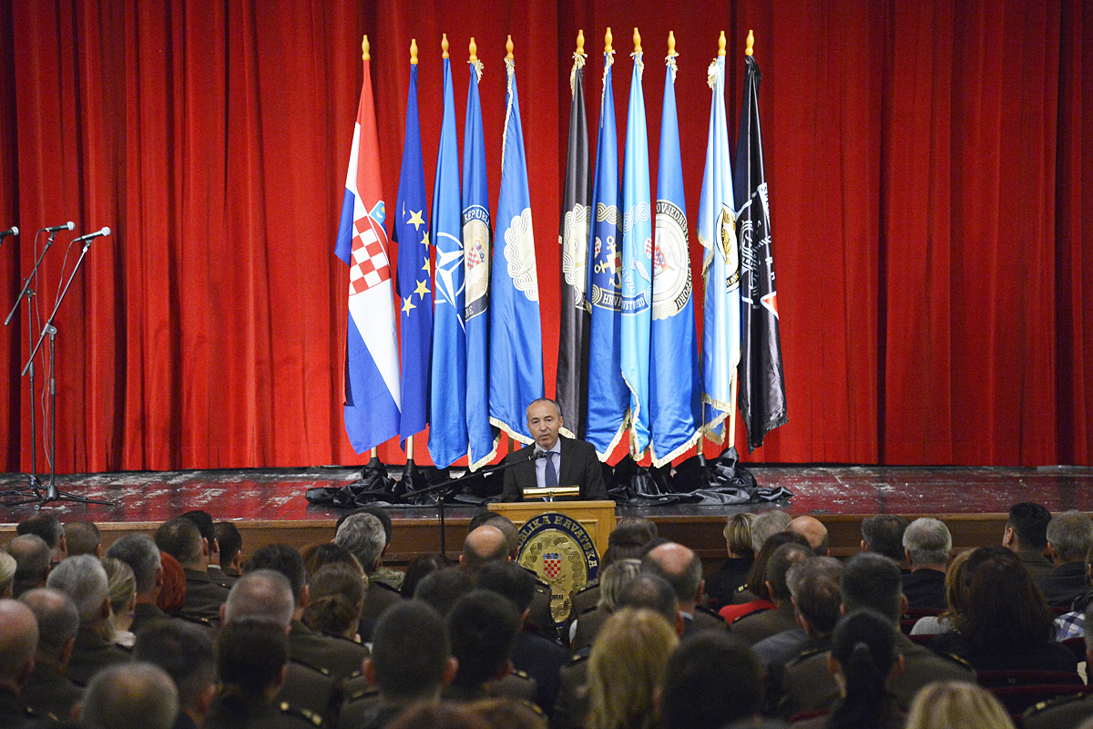 https://www.morh.hr/wp-content/gallery/obracanje-ministra-obrane-djelatnicima-morh-a-i-gs-osrh/0017obracanje_mo.jpg
