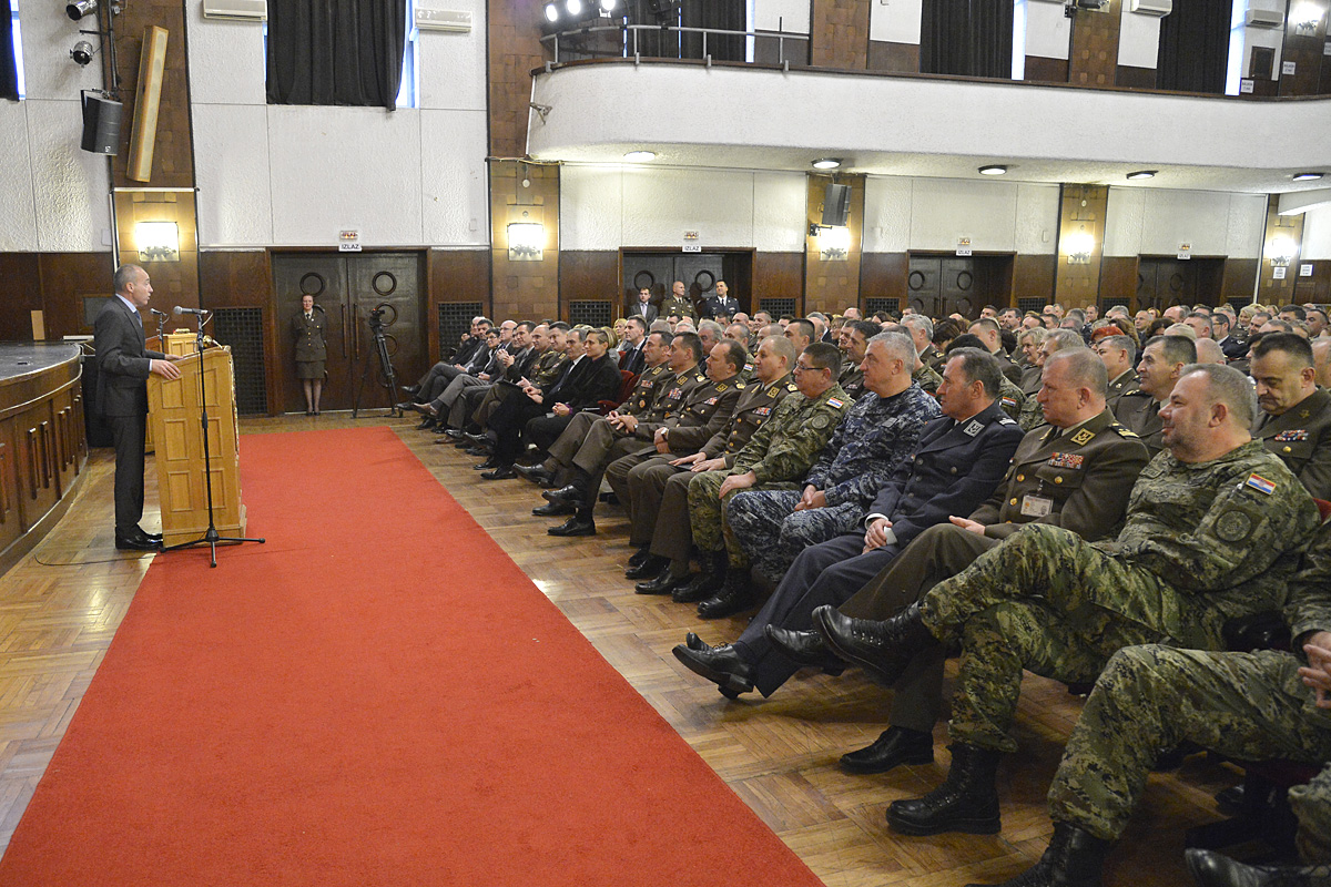 https://www.morh.hr/wp-content/gallery/obracanje-ministra-obrane-djelatnicima-morh-a-i-gs-osrh/0021obracanje_mo.jpg
