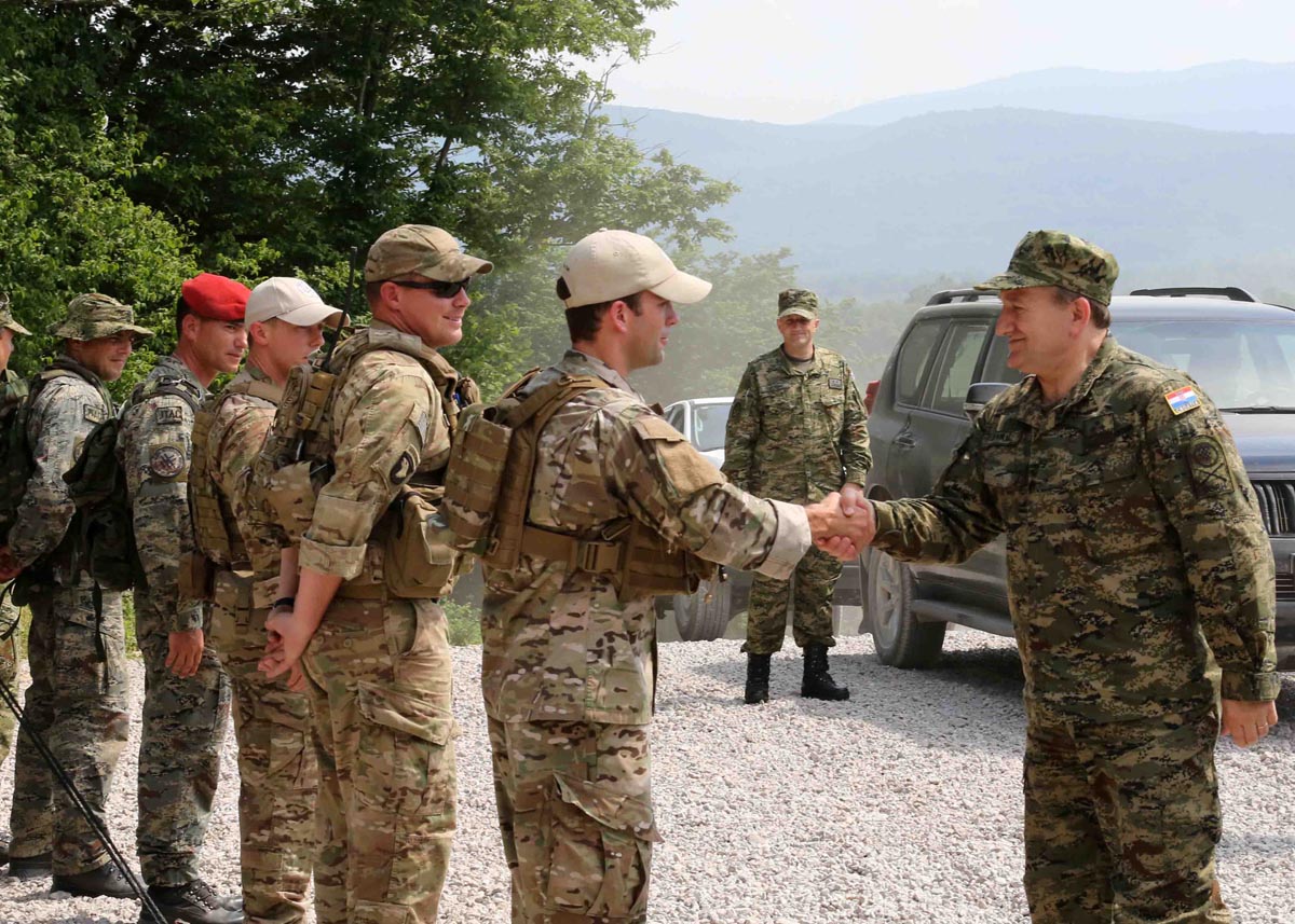 https://www.morh.hr/wp-content/gallery/obuka-prednjih-zracnih-kontrolora-na-vp-eugen-kvaternik-slunj/slunj_19062013_01.jpg