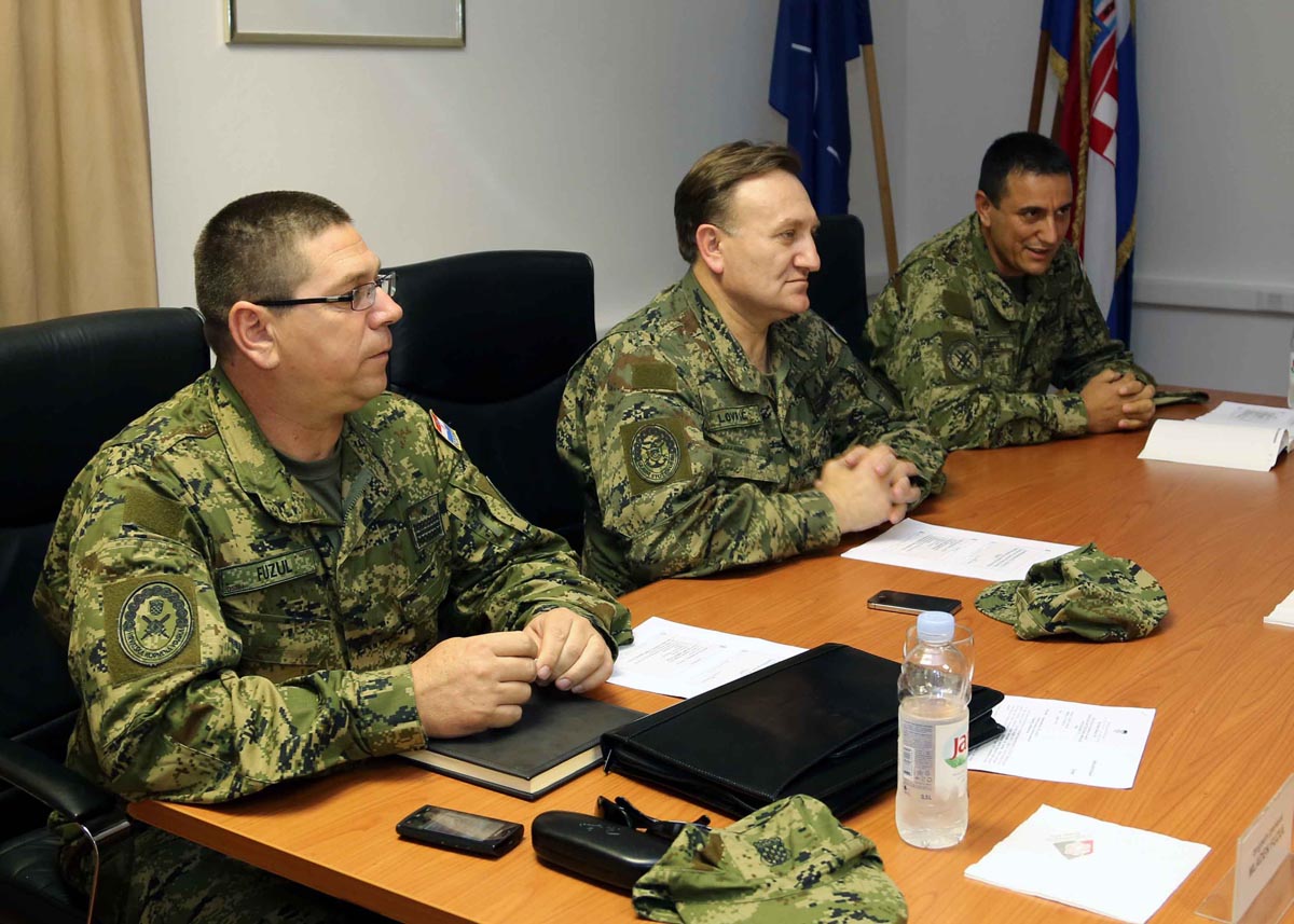 https://www.morh.hr/wp-content/gallery/obuka-prednjih-zracnih-kontrolora-na-vp-eugen-kvaternik-slunj/slunj_19062013_03.jpg