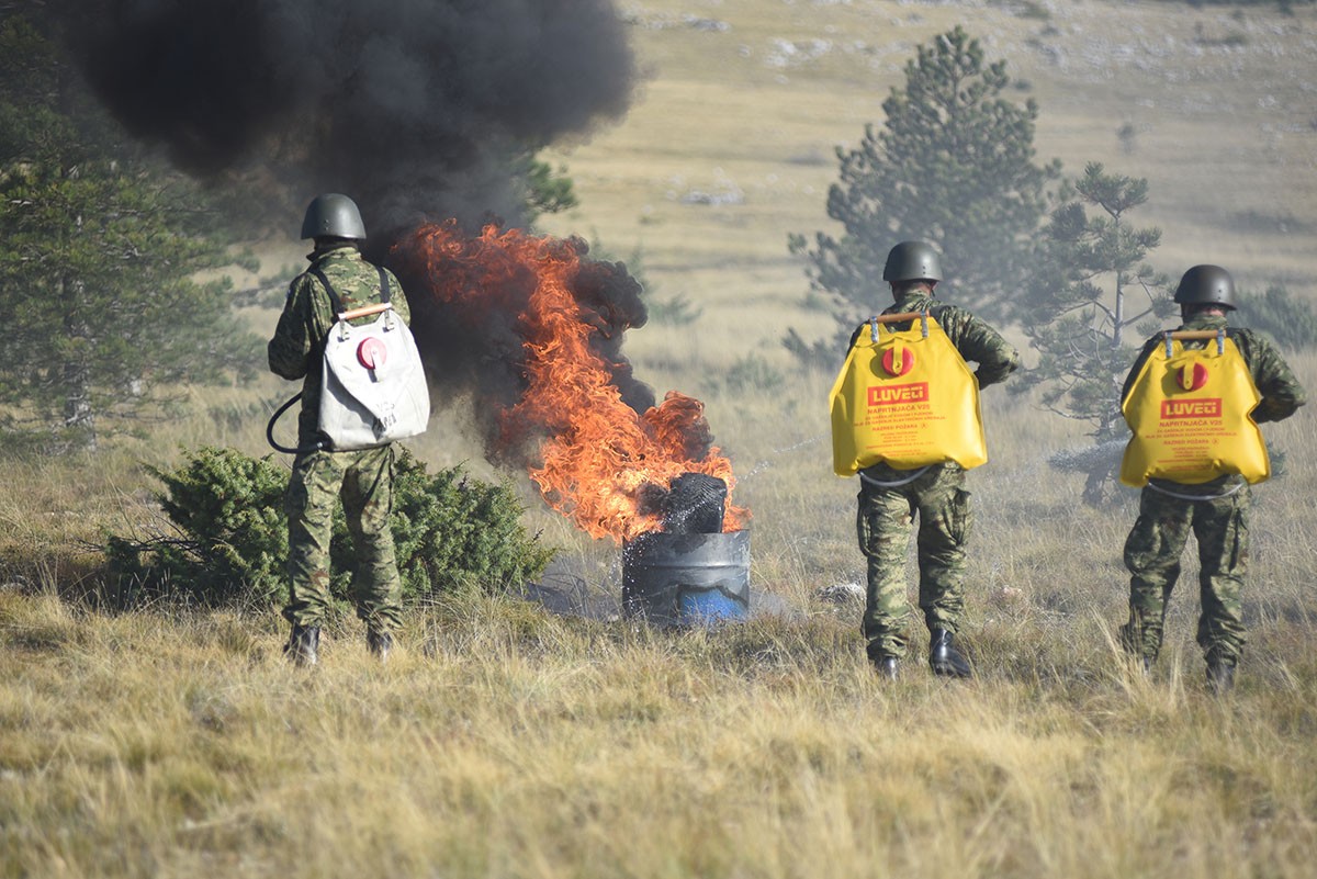 https://www.morh.hr/wp-content/gallery/obuka-pricuvnika-u-gasenju-sumskih-pozara/pricuvnici_18102019_37.jpg