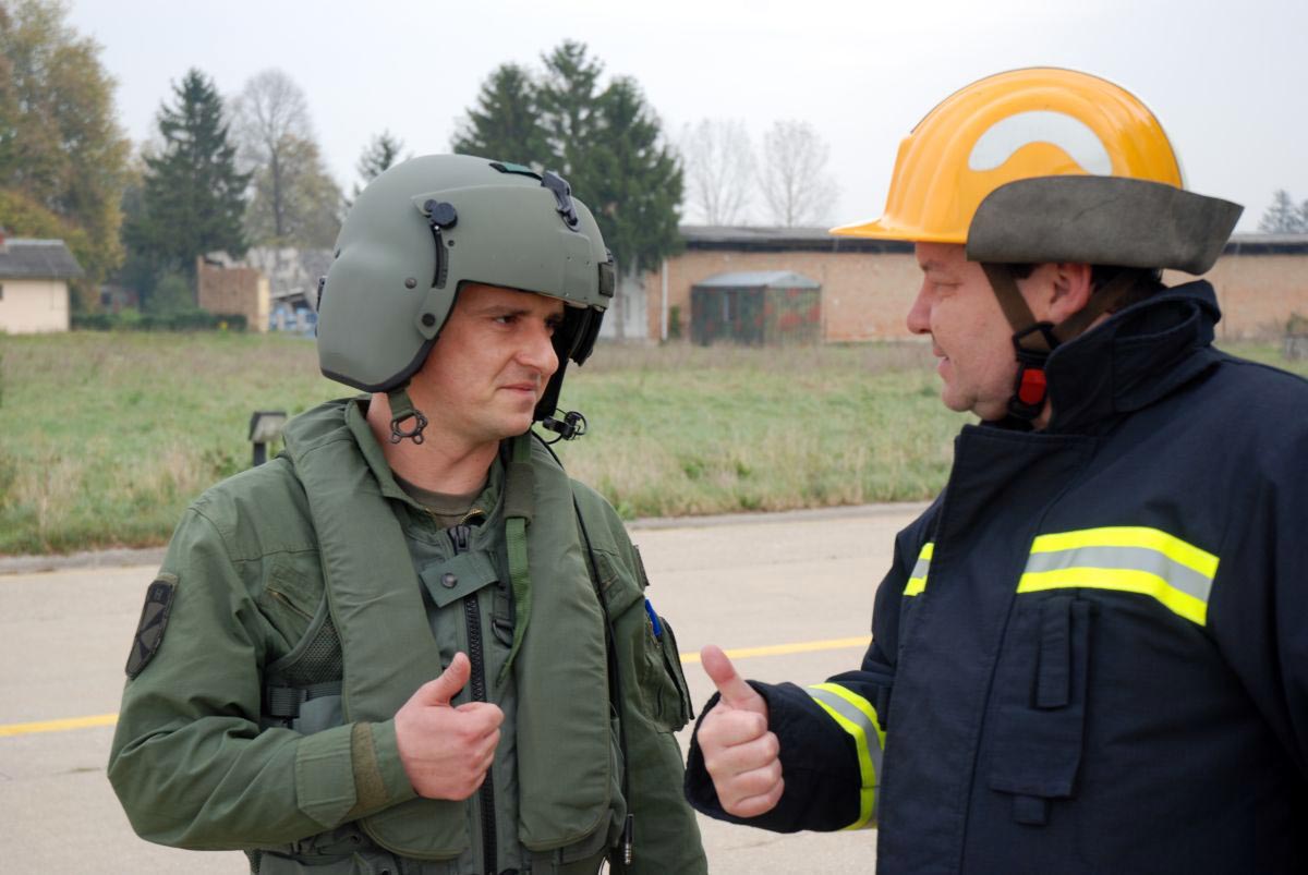 https://www.morh.hr/wp-content/gallery/obuka-u-cilju-osposobljavanja-vatrogasnih-snaga-i-snaga-zastite-i-spasavanja-u-91-zb-hrz-i-pzo/leteci_vatrogasci_30102014_2.jpg