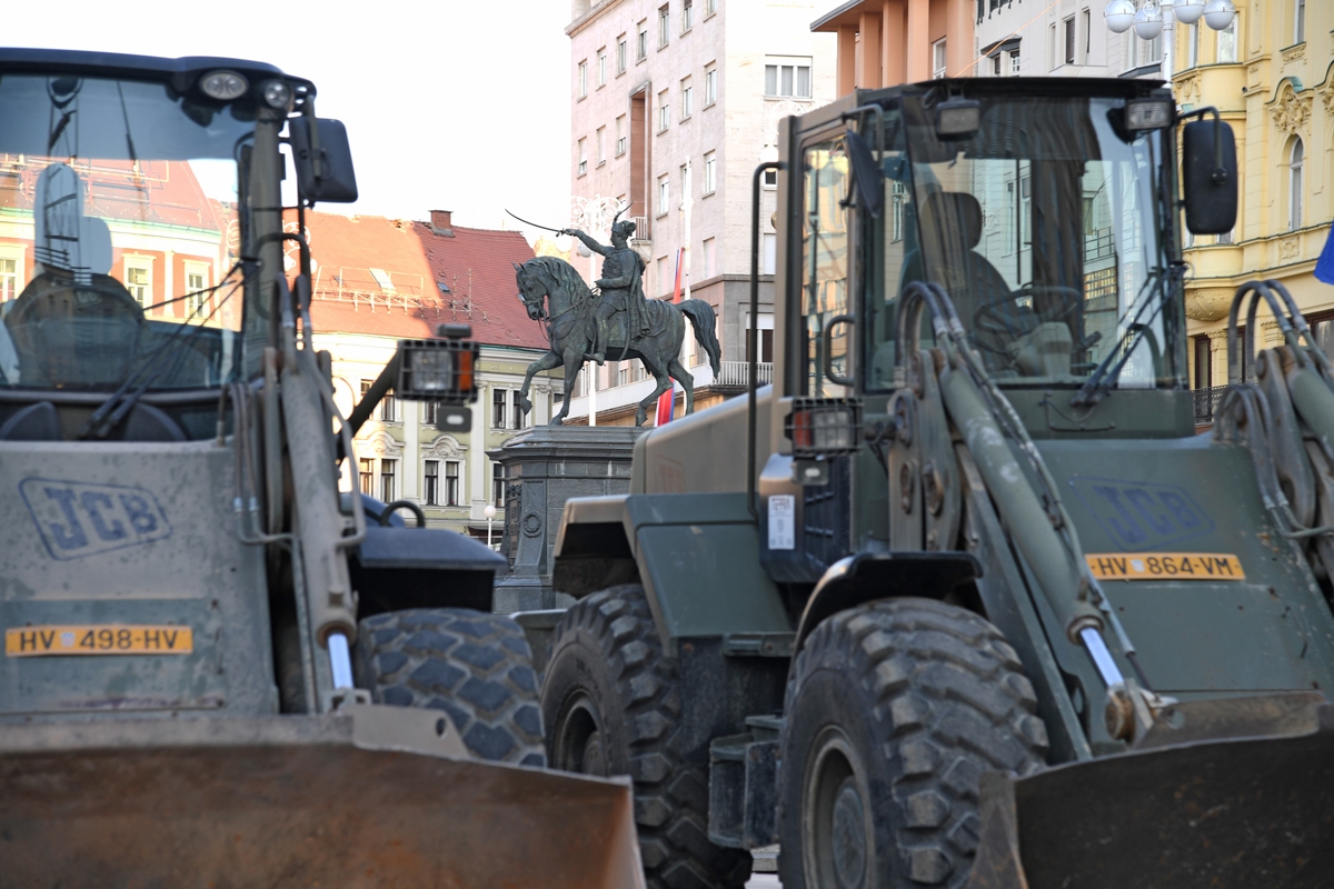 https://www.morh.hr/wp-content/gallery/od-ranih-jutarnjih-sati-150-vojnika-nastavlja-pomagati-zagrebu/20200323-d51_1572-potres-zg.jpg