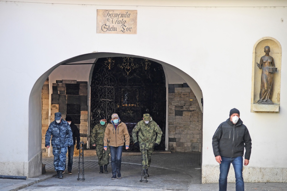 https://www.morh.hr/wp-content/gallery/od-ranih-jutarnjih-sati-150-vojnika-nastavlja-pomagati-zagrebu/20200323-d51_1674-potres-zg.jpg