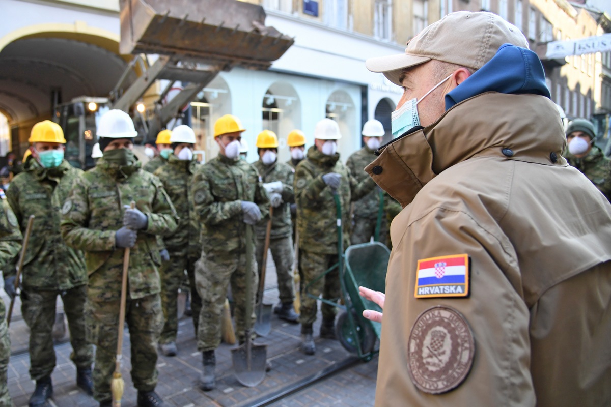 https://www.morh.hr/wp-content/gallery/od-ranih-jutarnjih-sati-150-vojnika-nastavlja-pomagati-zagrebu/20200323-d51_1760-potres-zg.jpg