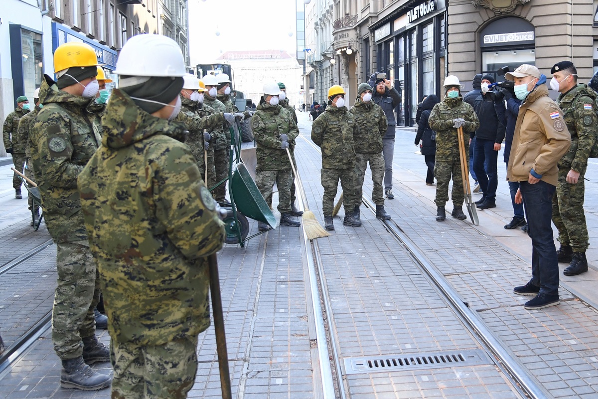 https://www.morh.hr/wp-content/gallery/od-ranih-jutarnjih-sati-150-vojnika-nastavlja-pomagati-zagrebu/20200323-d51_1770-potres-zg.jpg