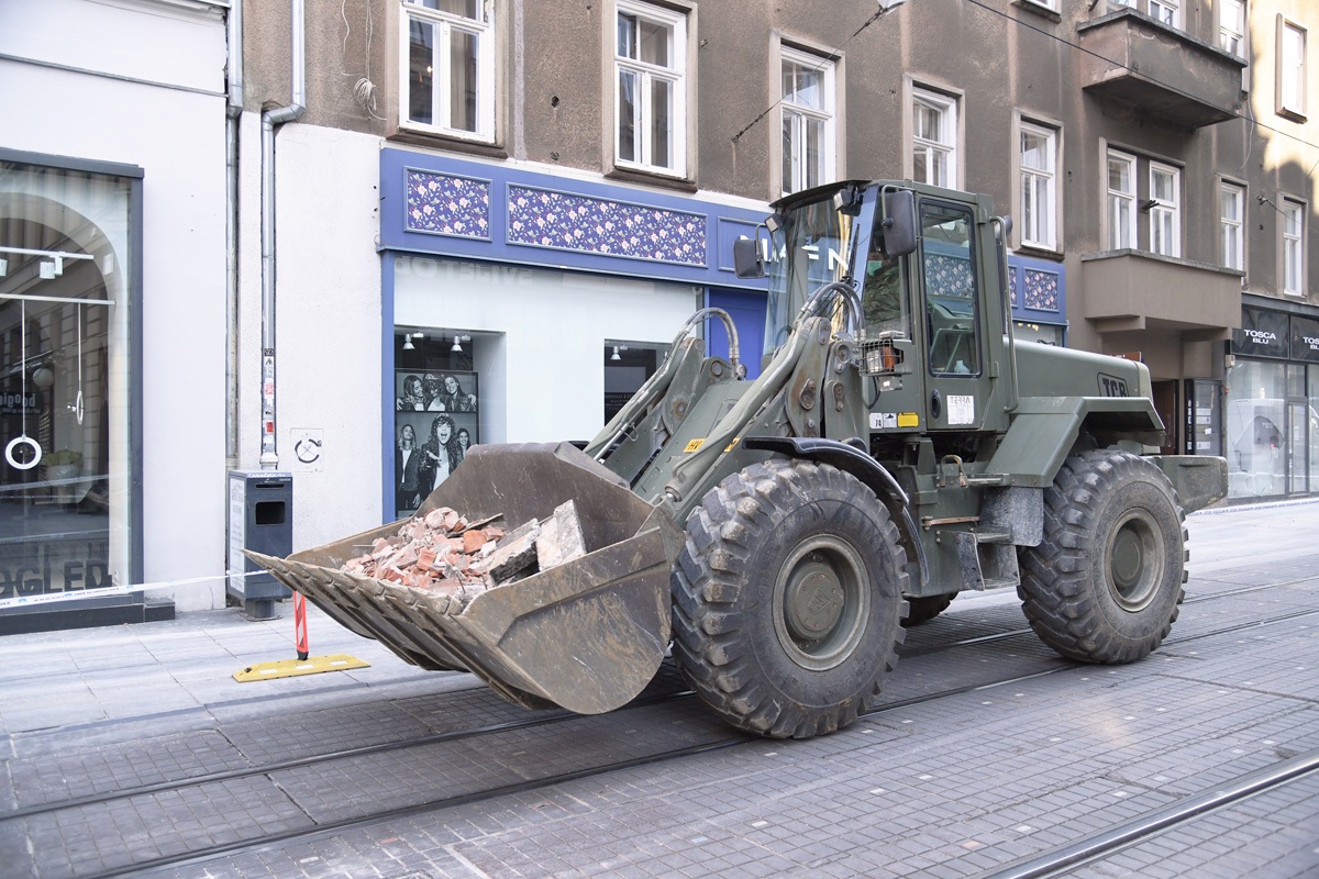 https://www.morh.hr/wp-content/gallery/od-ranih-jutarnjih-sati-150-vojnika-nastavlja-pomagati-zagrebu/20200323-d51_1782-potres-zg.jpg