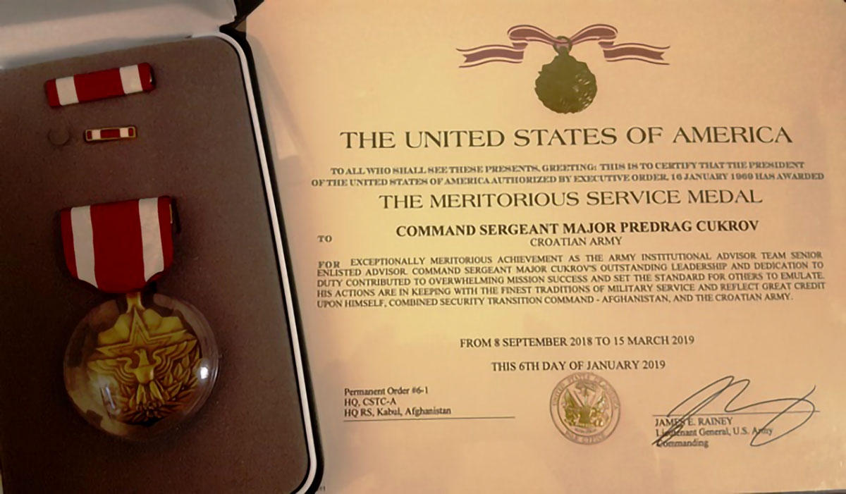 https://www.morh.hr/wp-content/gallery/odlikovani-pripadnici-hrvatske-vojske-u-misiji-odlucna-potpora/odlikovanja_rs_25022019_5.jpg