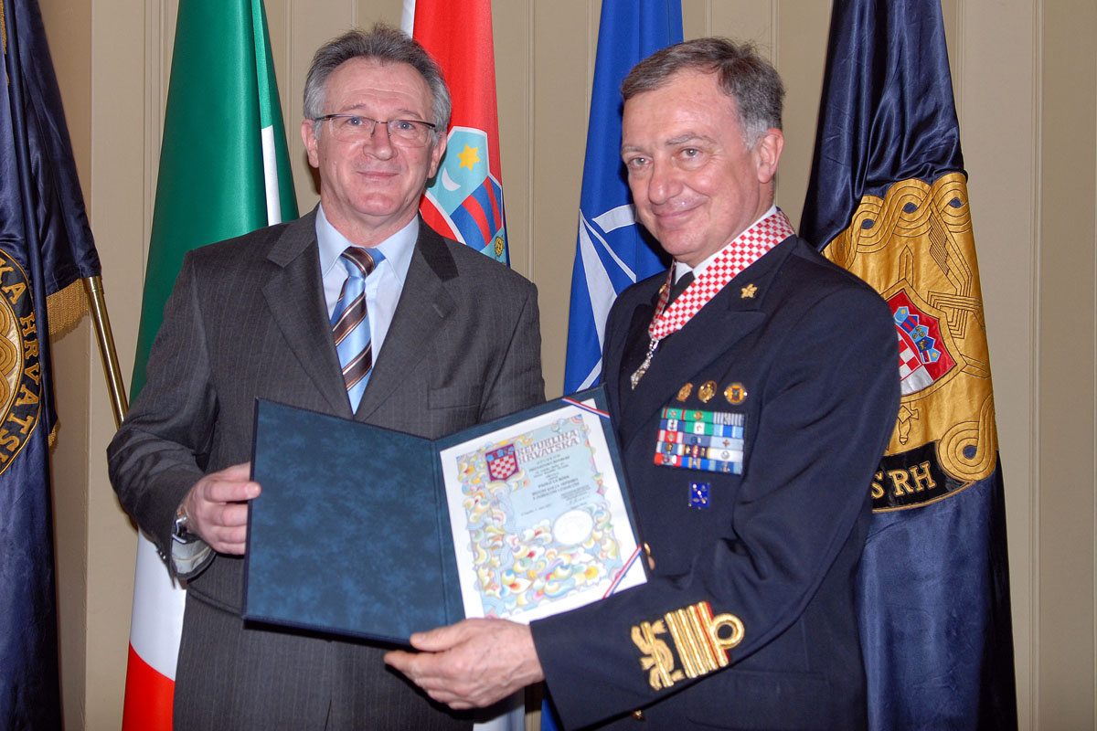 https://www.morh.hr/wp-content/gallery/odlikovani-zapovjednici-hrvatske-i-talijanske-ratne-mornarice/odlicja_17022010_10.jpg