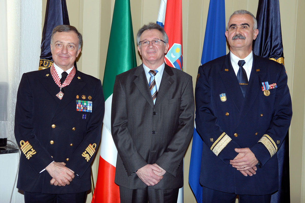 https://www.morh.hr/wp-content/gallery/odlikovani-zapovjednici-hrvatske-i-talijanske-ratne-mornarice/odlicja_17022010_3.jpg