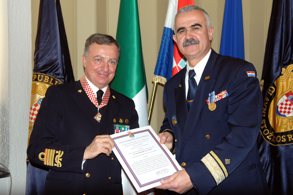 https://www.morh.hr/wp-content/gallery/odlikovani-zapovjednici-hrvatske-i-talijanske-ratne-mornarice/odlicja_17022010_5.jpg