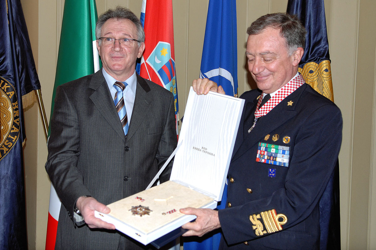 https://www.morh.hr/wp-content/gallery/odlikovani-zapovjednici-hrvatske-i-talijanske-ratne-mornarice/odlicja_17022010_9.jpg