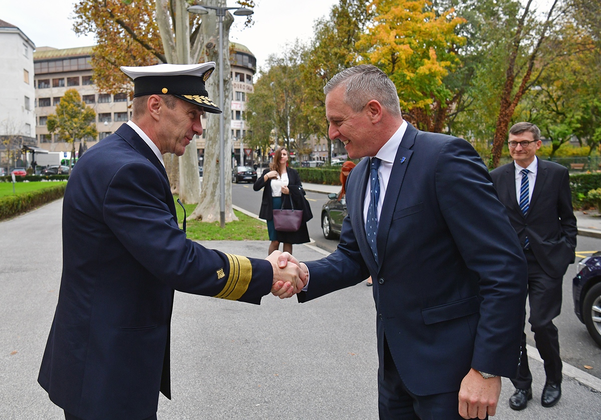https://www.morh.hr/wp-content/gallery/odlikovanje-bivseg-austrijskog-ministra-obrane-kunaseka/veleposlanik_austrije_20191114_01.jpg