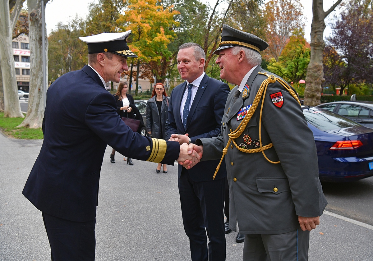 https://www.morh.hr/wp-content/gallery/odlikovanje-bivseg-austrijskog-ministra-obrane-kunaseka/veleposlanik_austrije_20191114_02.jpg