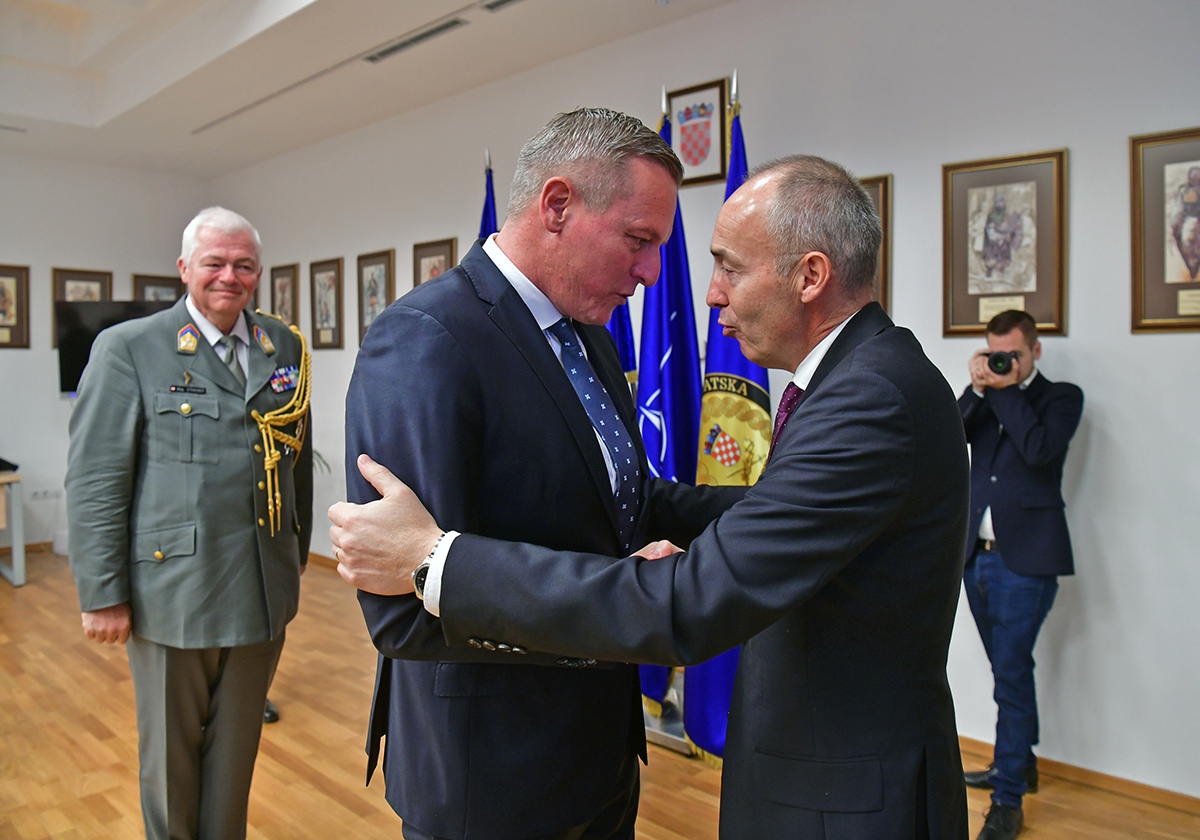 https://www.morh.hr/wp-content/gallery/odlikovanje-bivseg-austrijskog-ministra-obrane-kunaseka/veleposlanik_austrije_20191114_04.jpg