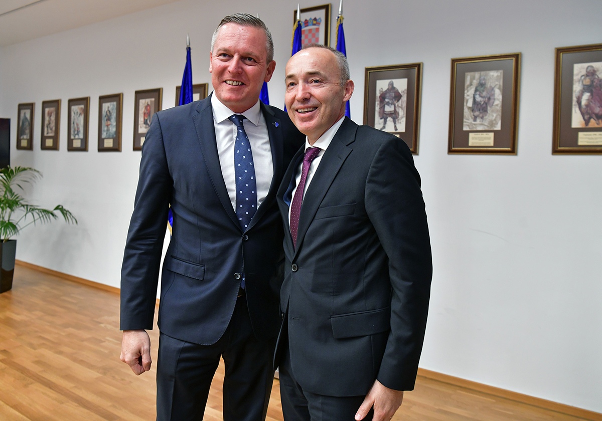 https://www.morh.hr/wp-content/gallery/odlikovanje-bivseg-austrijskog-ministra-obrane-kunaseka/veleposlanik_austrije_20191114_05.jpg