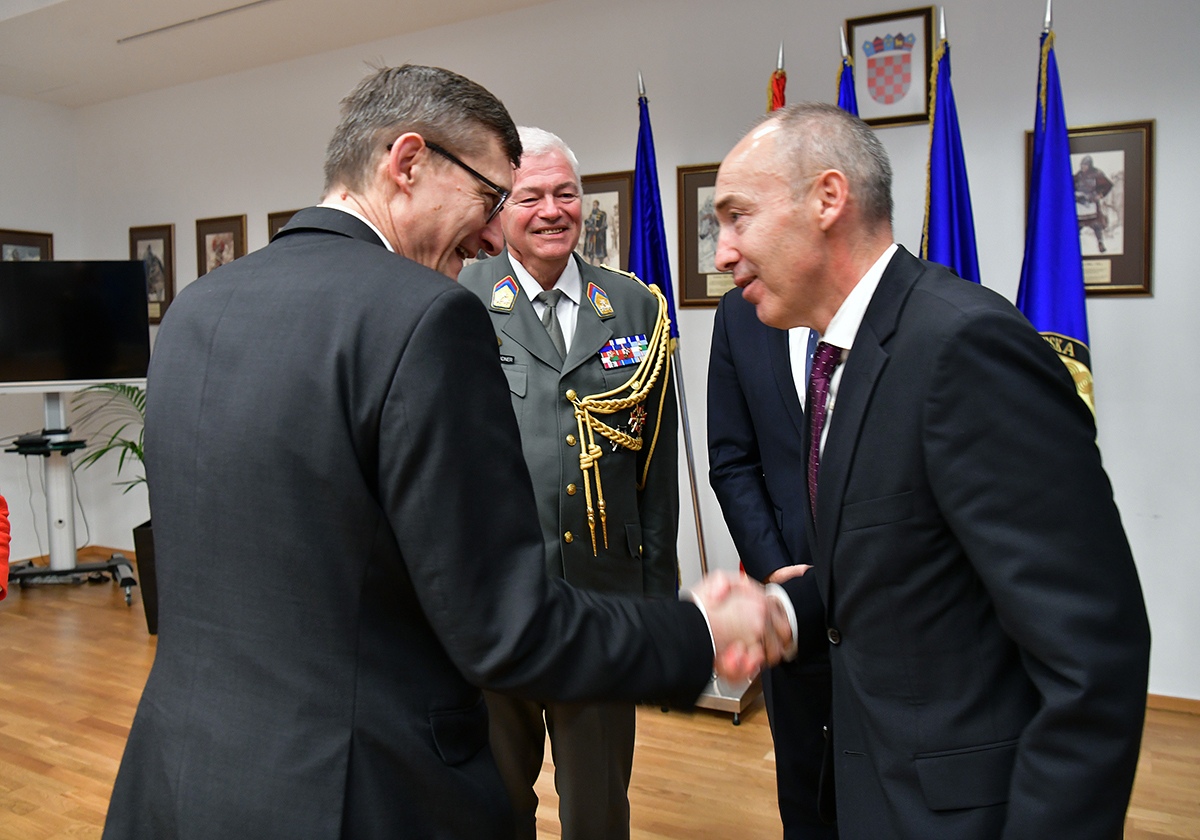 https://www.morh.hr/wp-content/gallery/odlikovanje-bivseg-austrijskog-ministra-obrane-kunaseka/veleposlanik_austrije_20191114_06.jpg