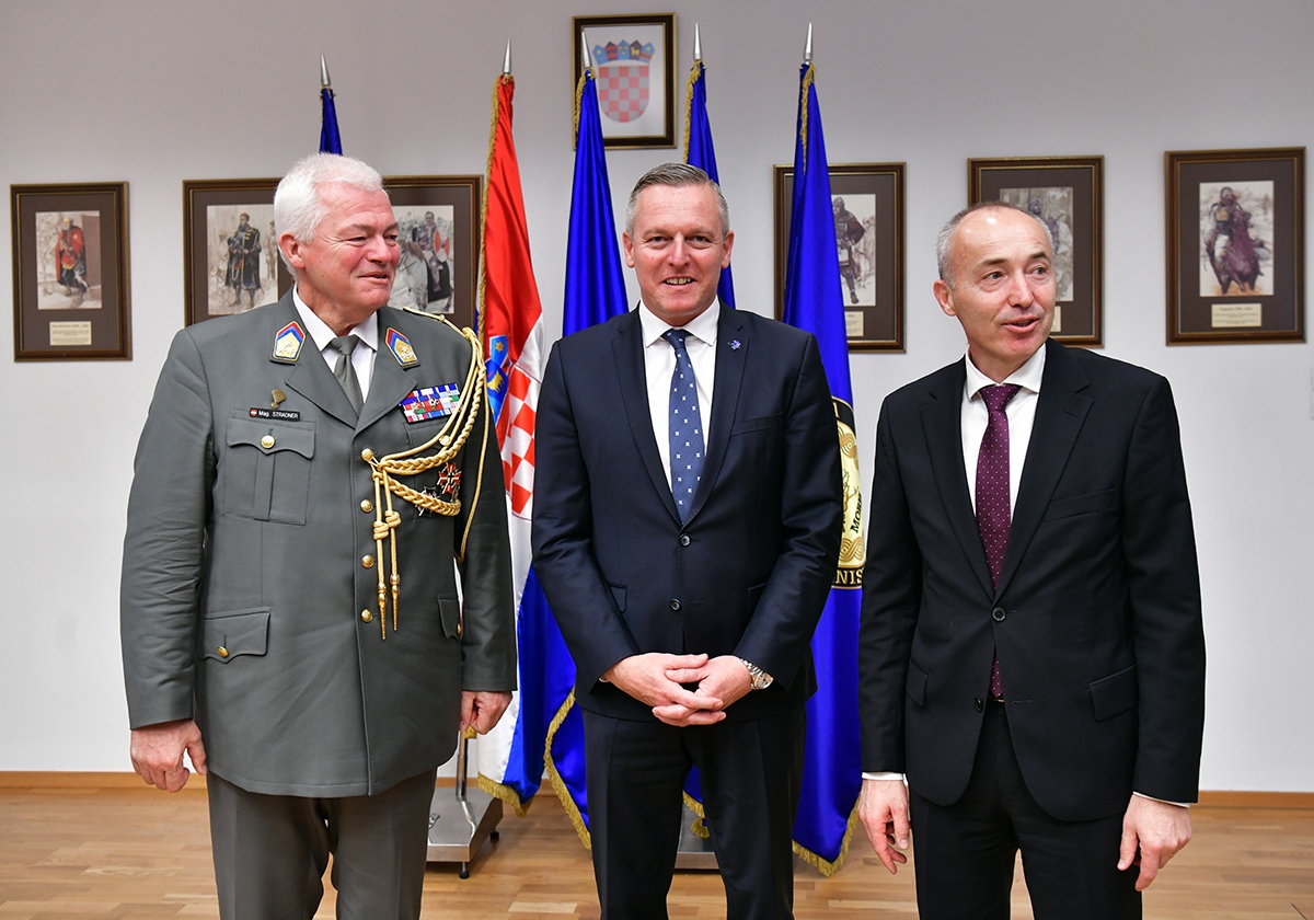 https://www.morh.hr/wp-content/gallery/odlikovanje-bivseg-austrijskog-ministra-obrane-kunaseka/veleposlanik_austrije_20191114_07.jpg