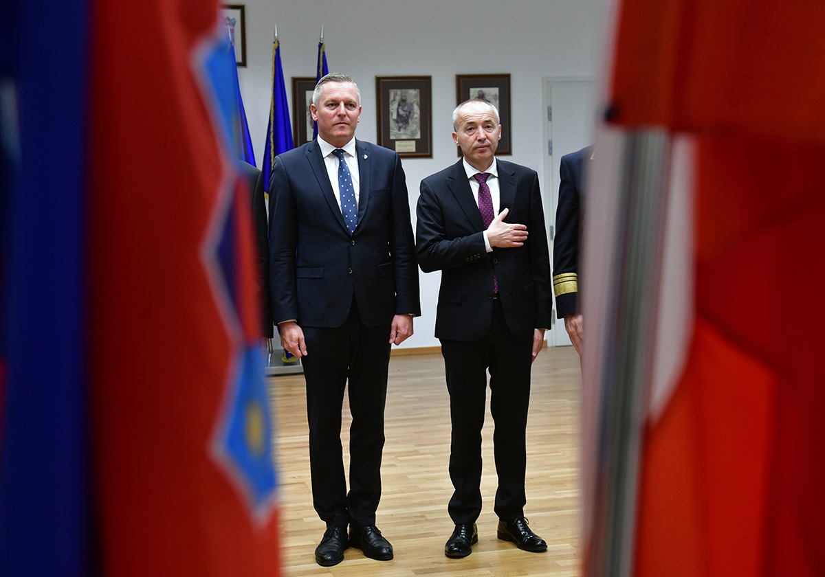 https://www.morh.hr/wp-content/gallery/odlikovanje-bivseg-austrijskog-ministra-obrane-kunaseka/veleposlanik_austrije_20191114_08.jpg