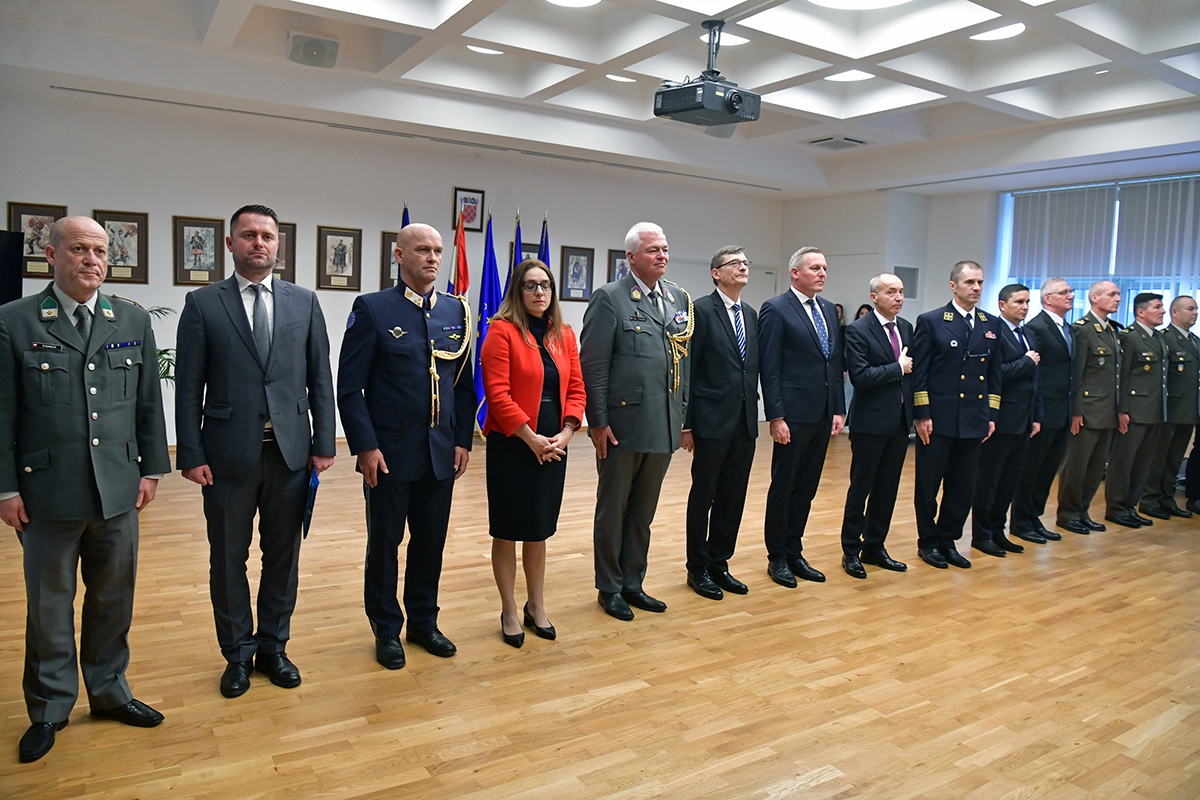 https://www.morh.hr/wp-content/gallery/odlikovanje-bivseg-austrijskog-ministra-obrane-kunaseka/veleposlanik_austrije_20191114_10.jpg