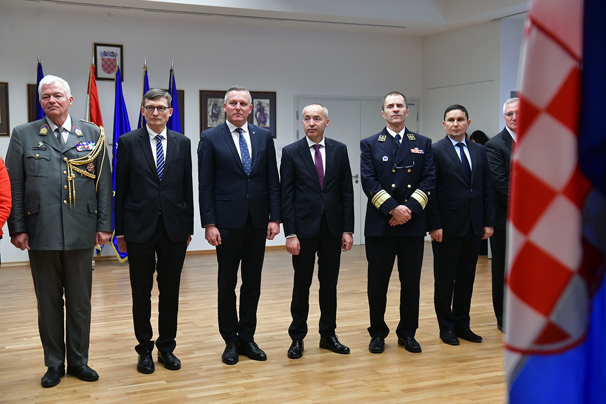 https://www.morh.hr/wp-content/gallery/odlikovanje-bivseg-austrijskog-ministra-obrane-kunaseka/veleposlanik_austrije_20191114_11.jpg