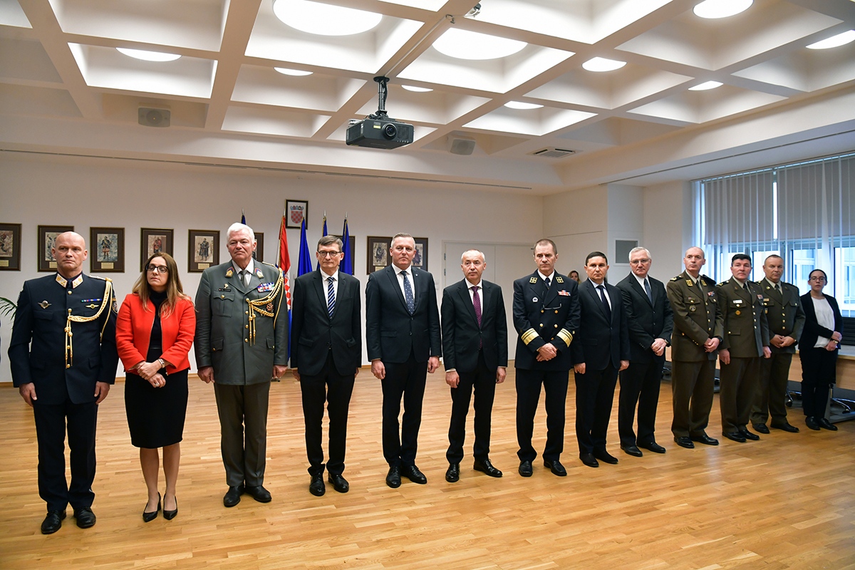 https://www.morh.hr/wp-content/gallery/odlikovanje-bivseg-austrijskog-ministra-obrane-kunaseka/veleposlanik_austrije_20191114_12.jpg