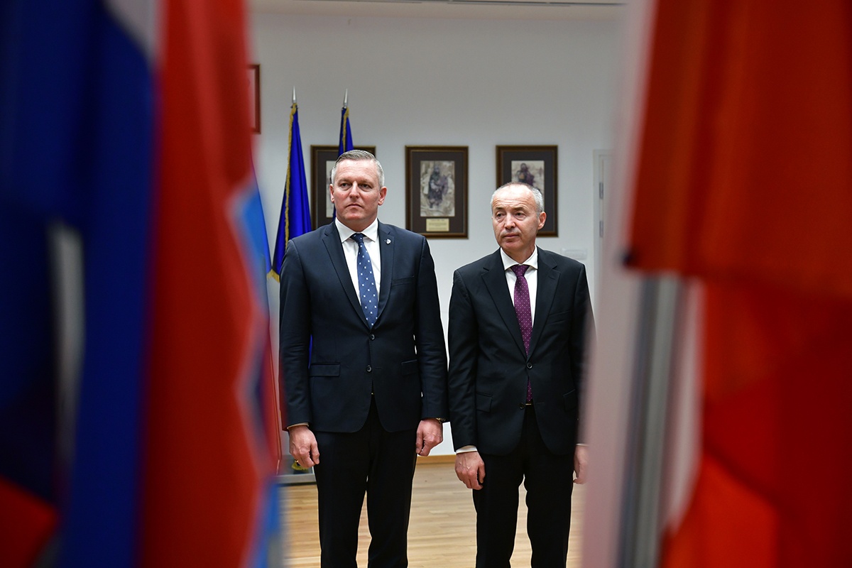 https://www.morh.hr/wp-content/gallery/odlikovanje-bivseg-austrijskog-ministra-obrane-kunaseka/veleposlanik_austrije_20191114_13.jpg