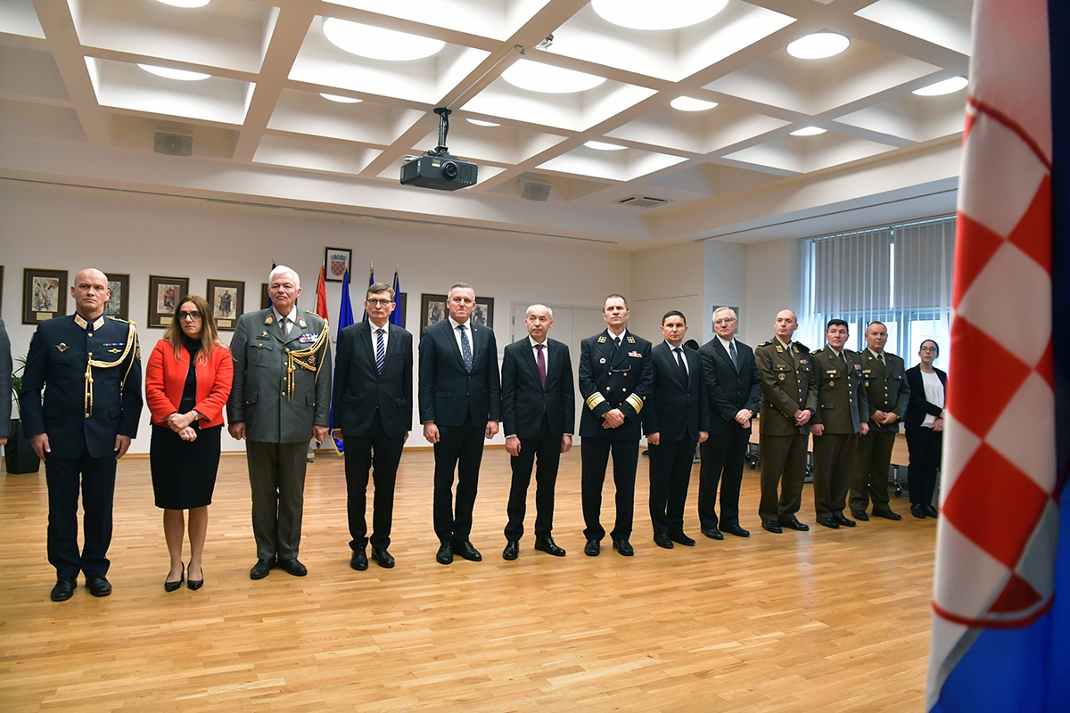https://www.morh.hr/wp-content/gallery/odlikovanje-bivseg-austrijskog-ministra-obrane-kunaseka/veleposlanik_austrije_20191114_14.jpg