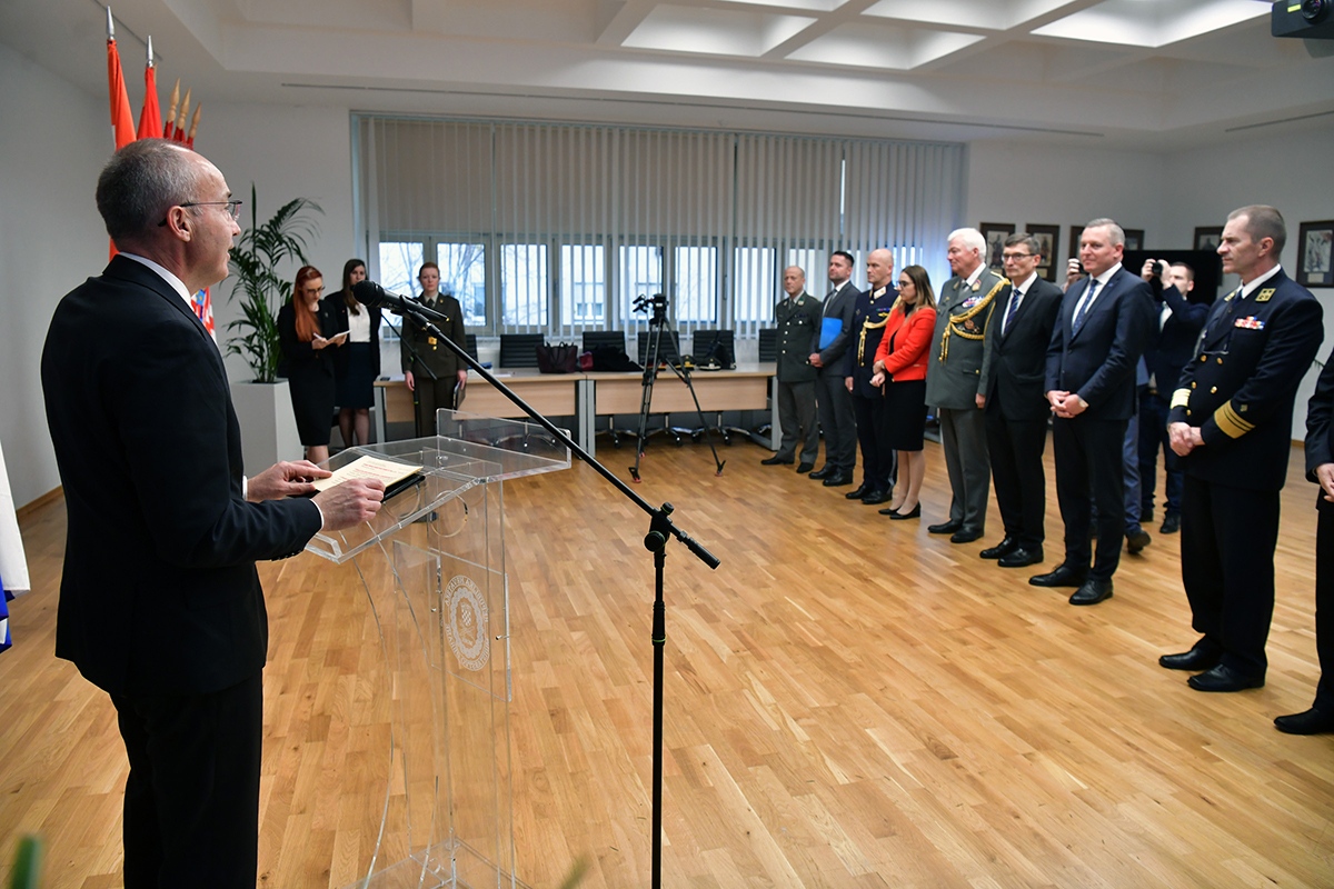 https://www.morh.hr/wp-content/gallery/odlikovanje-bivseg-austrijskog-ministra-obrane-kunaseka/veleposlanik_austrije_20191114_16.jpg