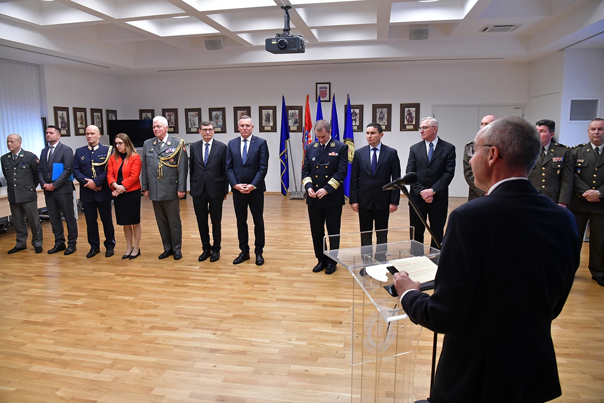 https://www.morh.hr/wp-content/gallery/odlikovanje-bivseg-austrijskog-ministra-obrane-kunaseka/veleposlanik_austrije_20191114_18.jpg