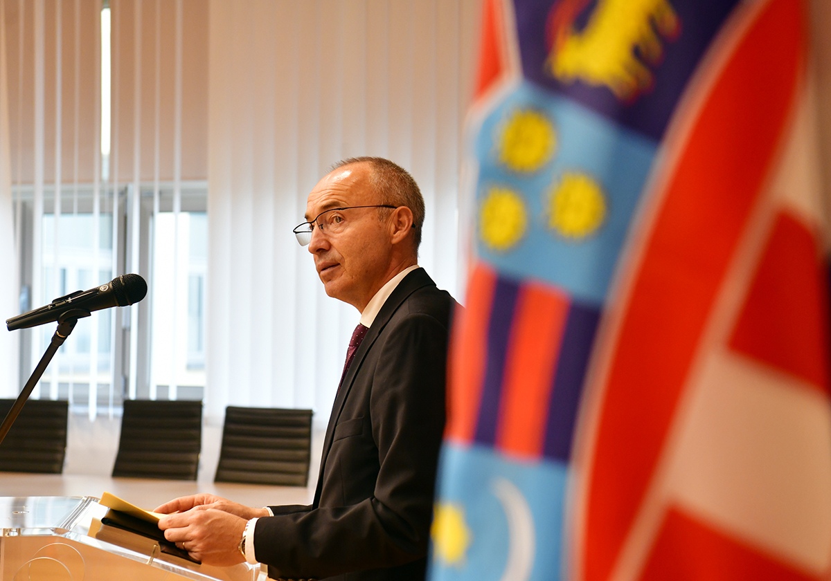 https://www.morh.hr/wp-content/gallery/odlikovanje-bivseg-austrijskog-ministra-obrane-kunaseka/veleposlanik_austrije_20191114_19.jpg