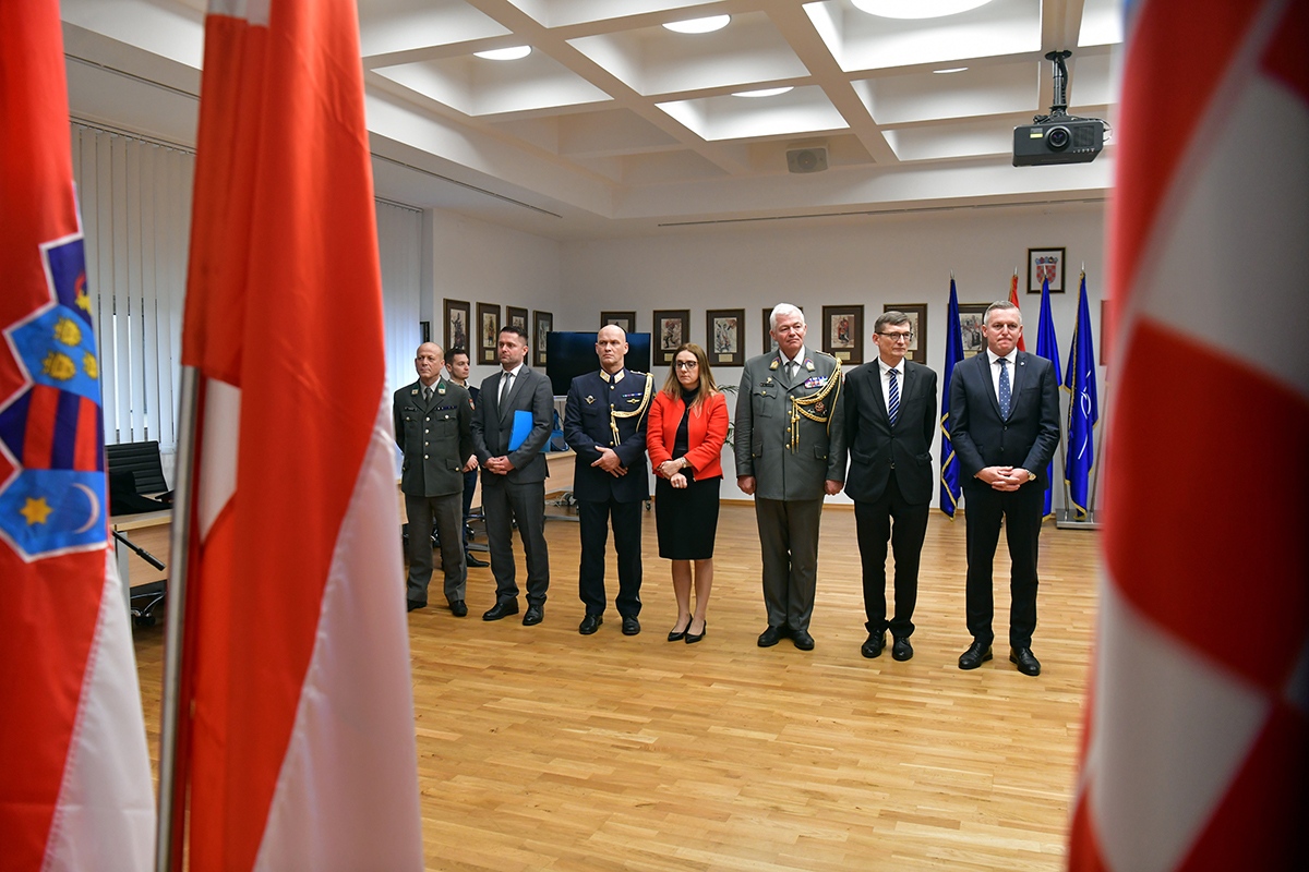 https://www.morh.hr/wp-content/gallery/odlikovanje-bivseg-austrijskog-ministra-obrane-kunaseka/veleposlanik_austrije_20191114_20.jpg