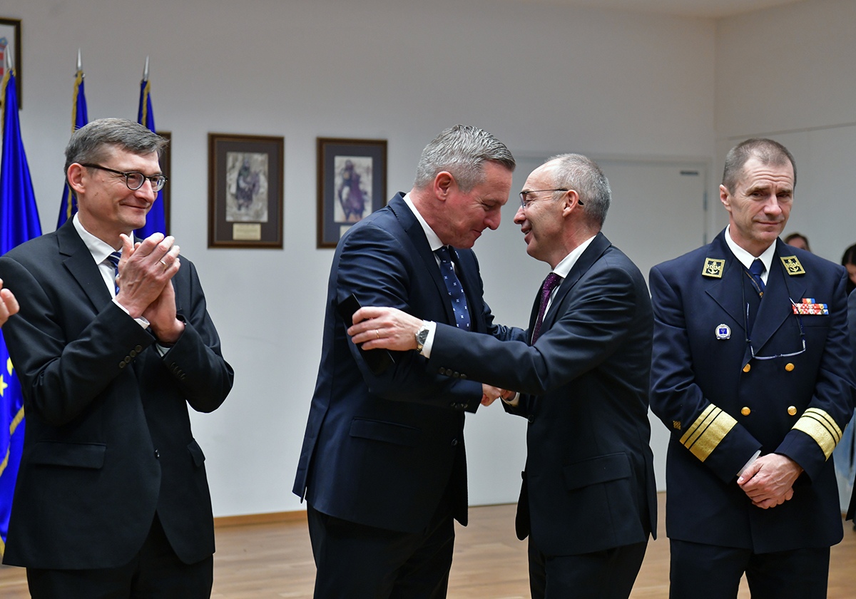 https://www.morh.hr/wp-content/gallery/odlikovanje-bivseg-austrijskog-ministra-obrane-kunaseka/veleposlanik_austrije_20191114_22.jpg