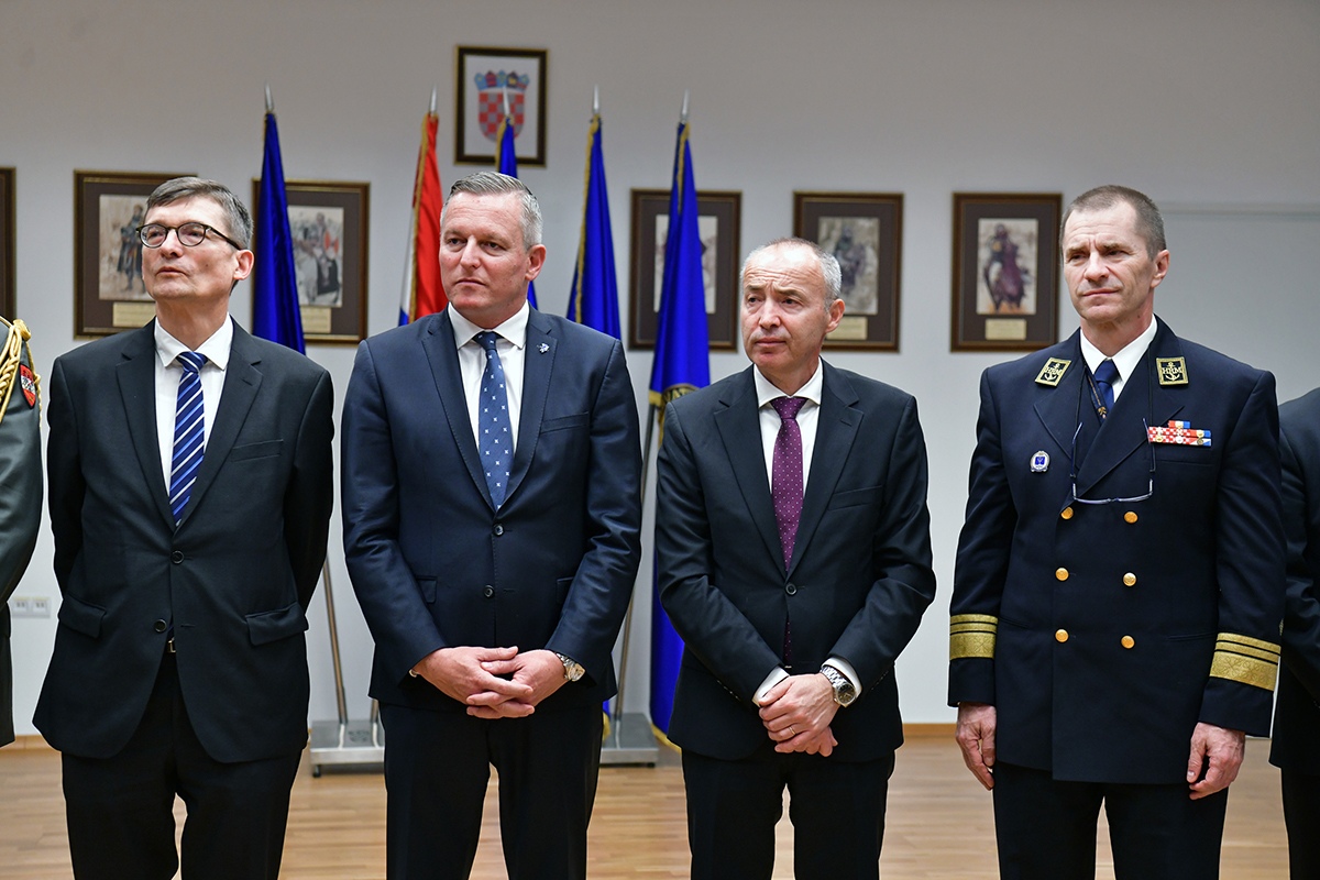 https://www.morh.hr/wp-content/gallery/odlikovanje-bivseg-austrijskog-ministra-obrane-kunaseka/veleposlanik_austrije_20191114_23.jpg