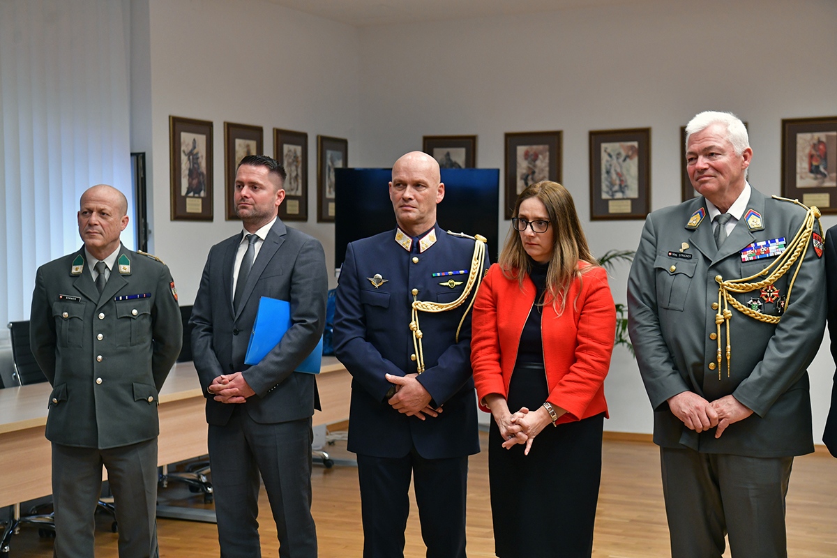 https://www.morh.hr/wp-content/gallery/odlikovanje-bivseg-austrijskog-ministra-obrane-kunaseka/veleposlanik_austrije_20191114_24.jpg