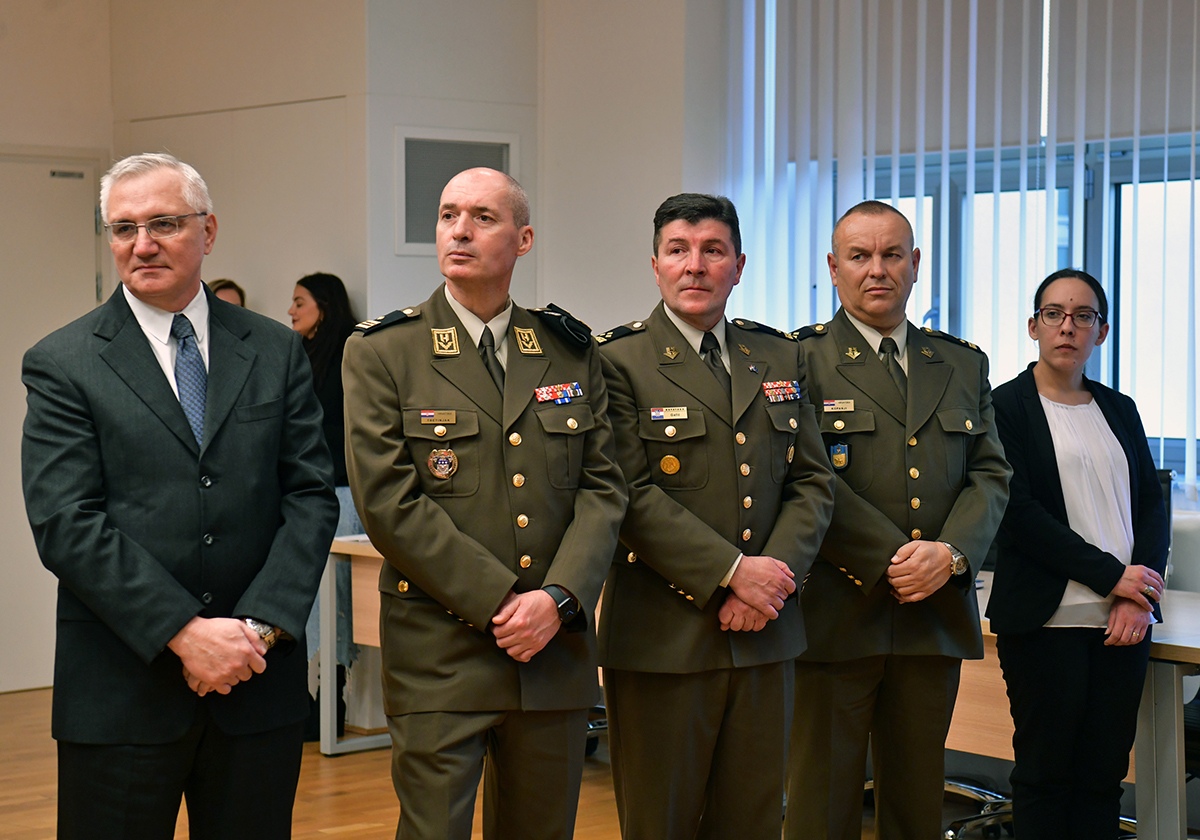 https://www.morh.hr/wp-content/gallery/odlikovanje-bivseg-austrijskog-ministra-obrane-kunaseka/veleposlanik_austrije_20191114_25.jpg