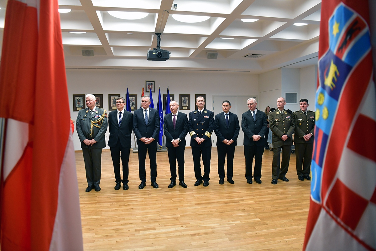 https://www.morh.hr/wp-content/gallery/odlikovanje-bivseg-austrijskog-ministra-obrane-kunaseka/veleposlanik_austrije_20191114_26.jpg