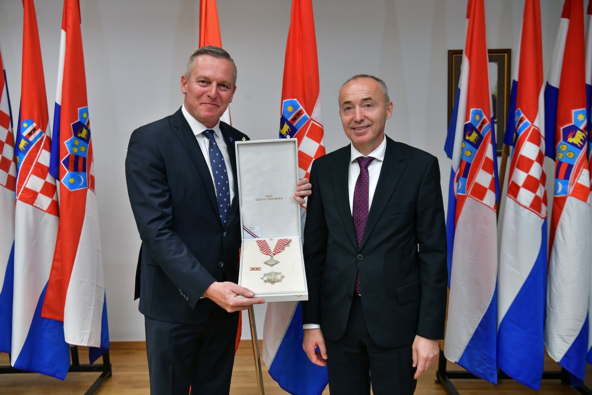 https://www.morh.hr/wp-content/gallery/odlikovanje-bivseg-austrijskog-ministra-obrane-kunaseka/veleposlanik_austrije_20191114_27.jpg