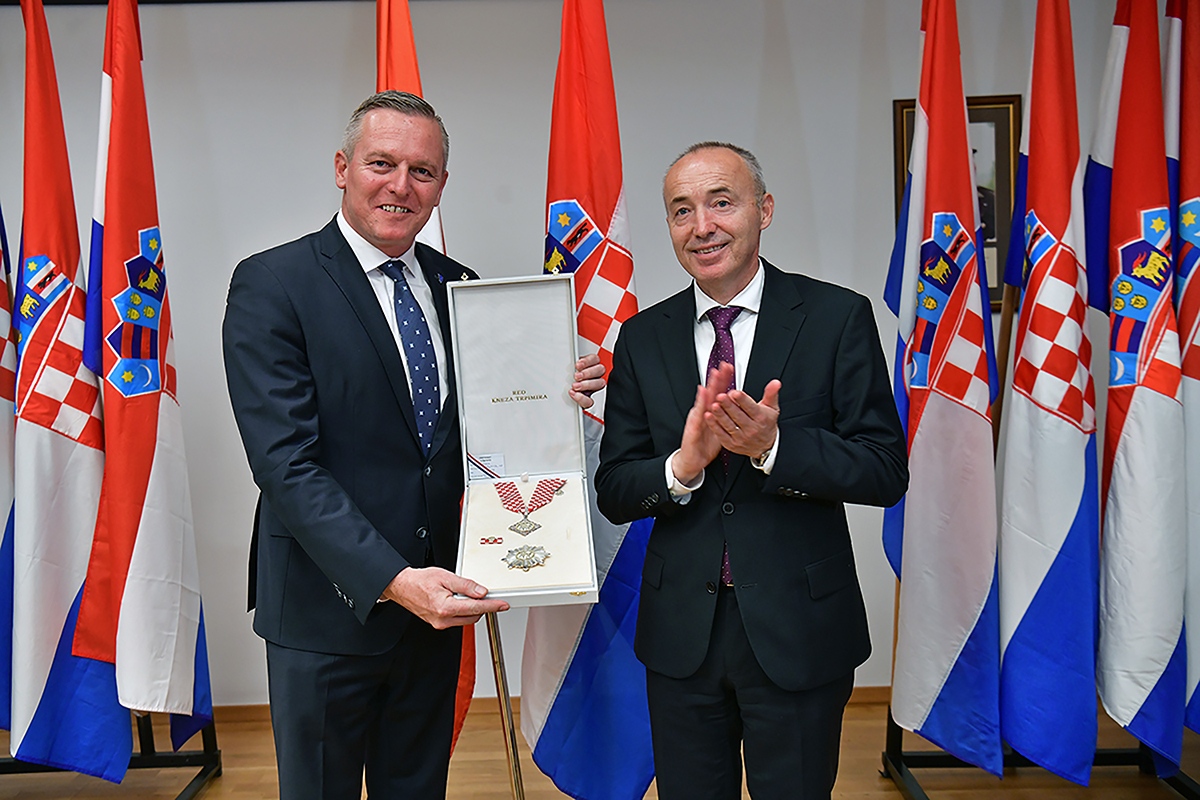 https://www.morh.hr/wp-content/gallery/odlikovanje-bivseg-austrijskog-ministra-obrane-kunaseka/veleposlanik_austrije_20191114_28.jpg
