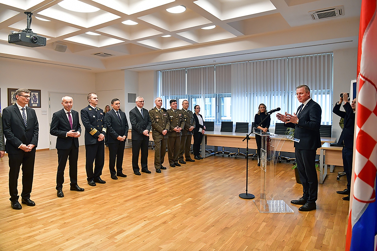 https://www.morh.hr/wp-content/gallery/odlikovanje-bivseg-austrijskog-ministra-obrane-kunaseka/veleposlanik_austrije_20191114_32.jpg
