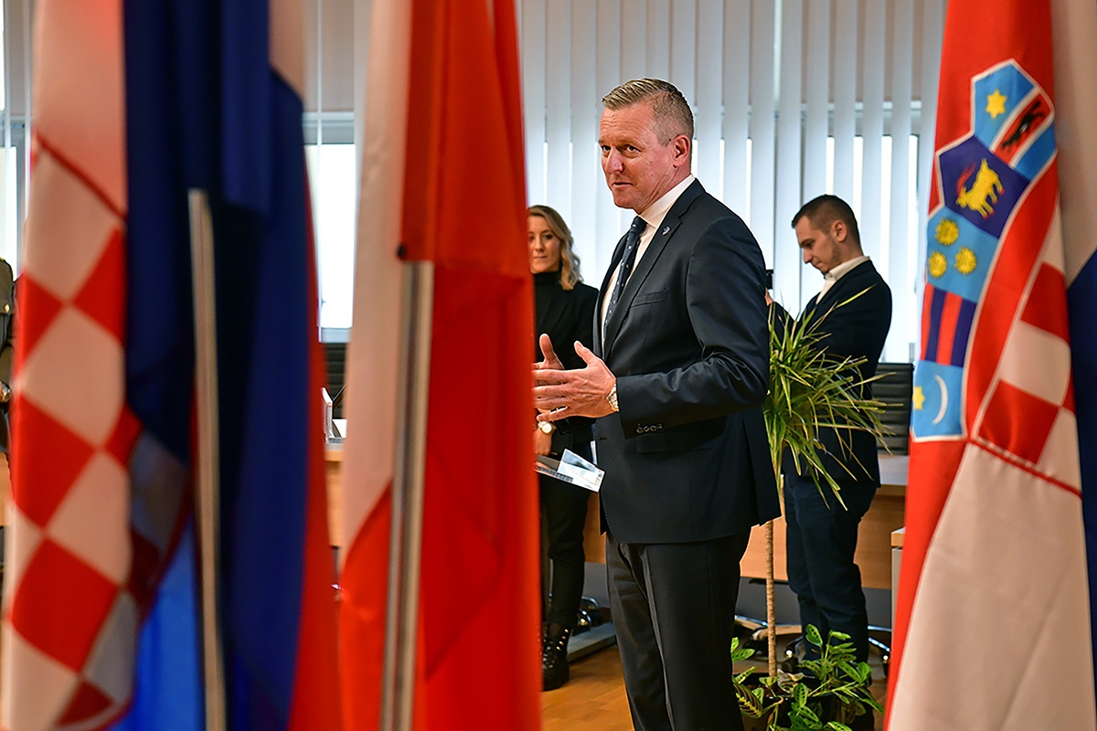 https://www.morh.hr/wp-content/gallery/odlikovanje-bivseg-austrijskog-ministra-obrane-kunaseka/veleposlanik_austrije_20191114_33.jpg