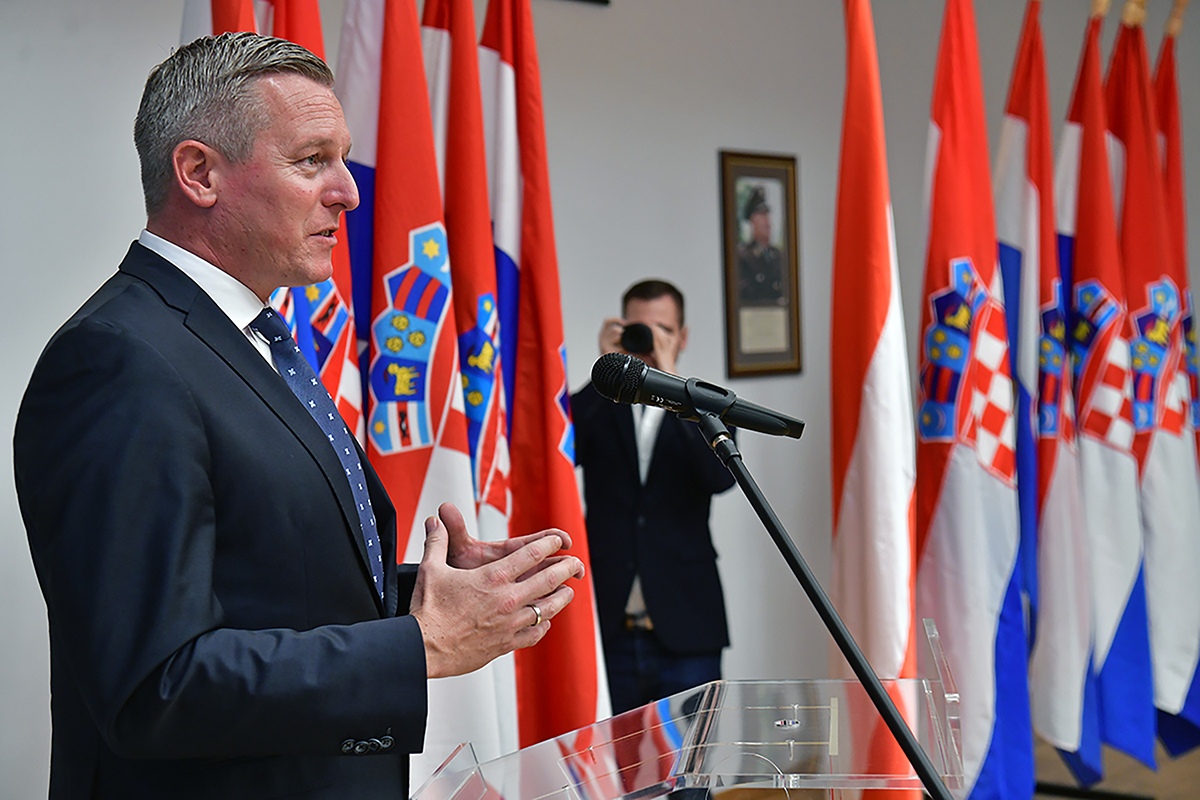 https://www.morh.hr/wp-content/gallery/odlikovanje-bivseg-austrijskog-ministra-obrane-kunaseka/veleposlanik_austrije_20191114_34.jpg