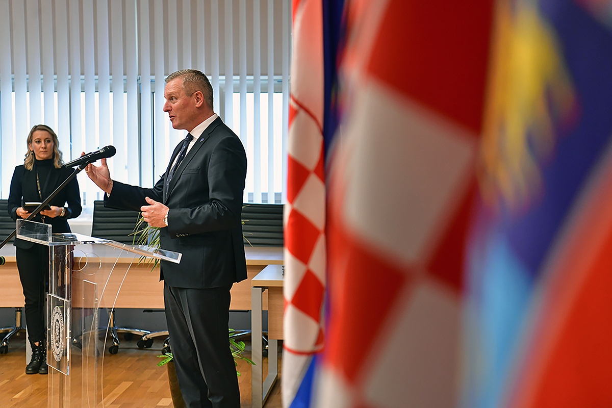 https://www.morh.hr/wp-content/gallery/odlikovanje-bivseg-austrijskog-ministra-obrane-kunaseka/veleposlanik_austrije_20191114_35.jpg