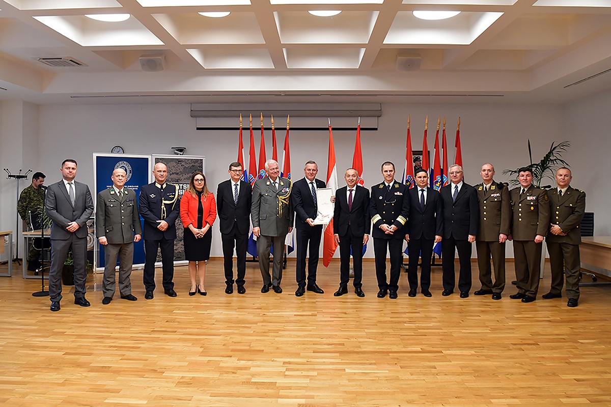 https://www.morh.hr/wp-content/gallery/odlikovanje-bivseg-austrijskog-ministra-obrane-kunaseka/veleposlanik_austrije_20191114_36.jpg